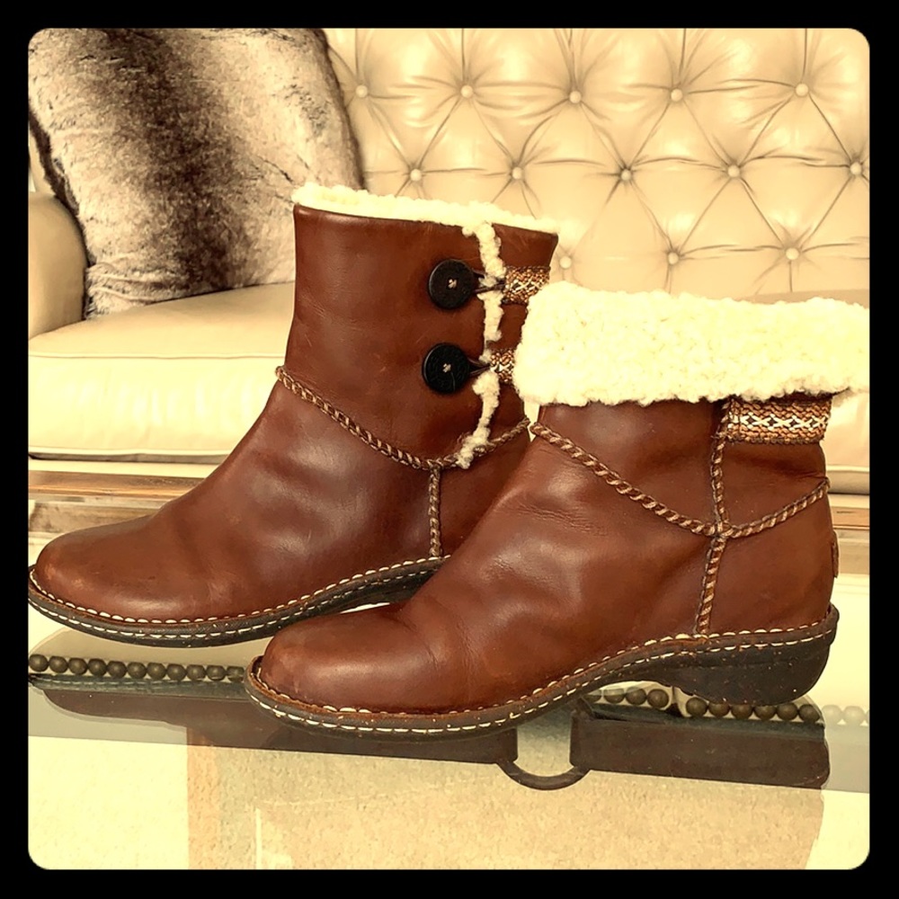 UGG boots size 8. Ladies brown leather
